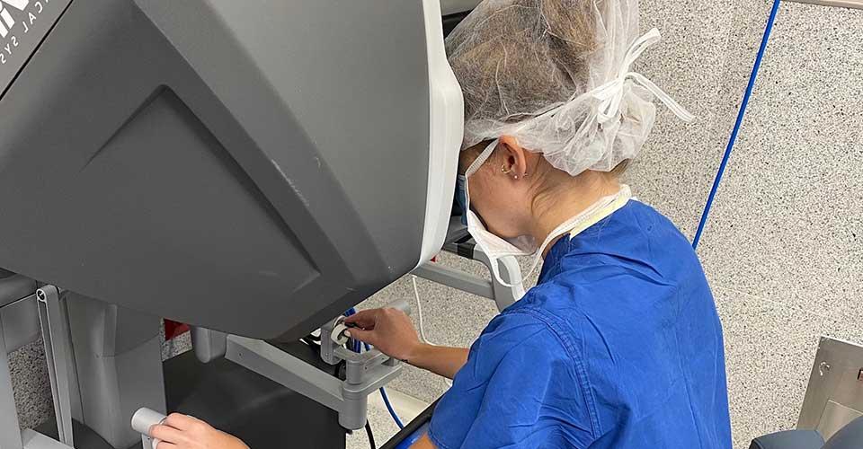 住院医生用机器人模拟妇科手术