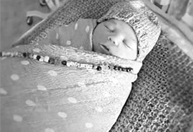 婴儿马尔科姆裹在接生毯里
